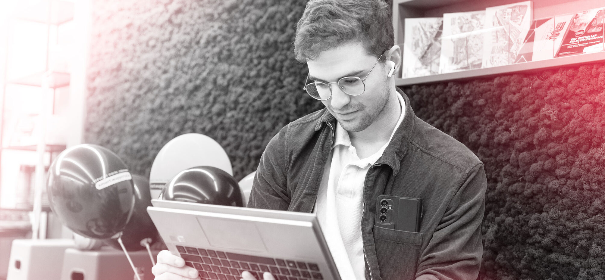 Mann mit Laptop