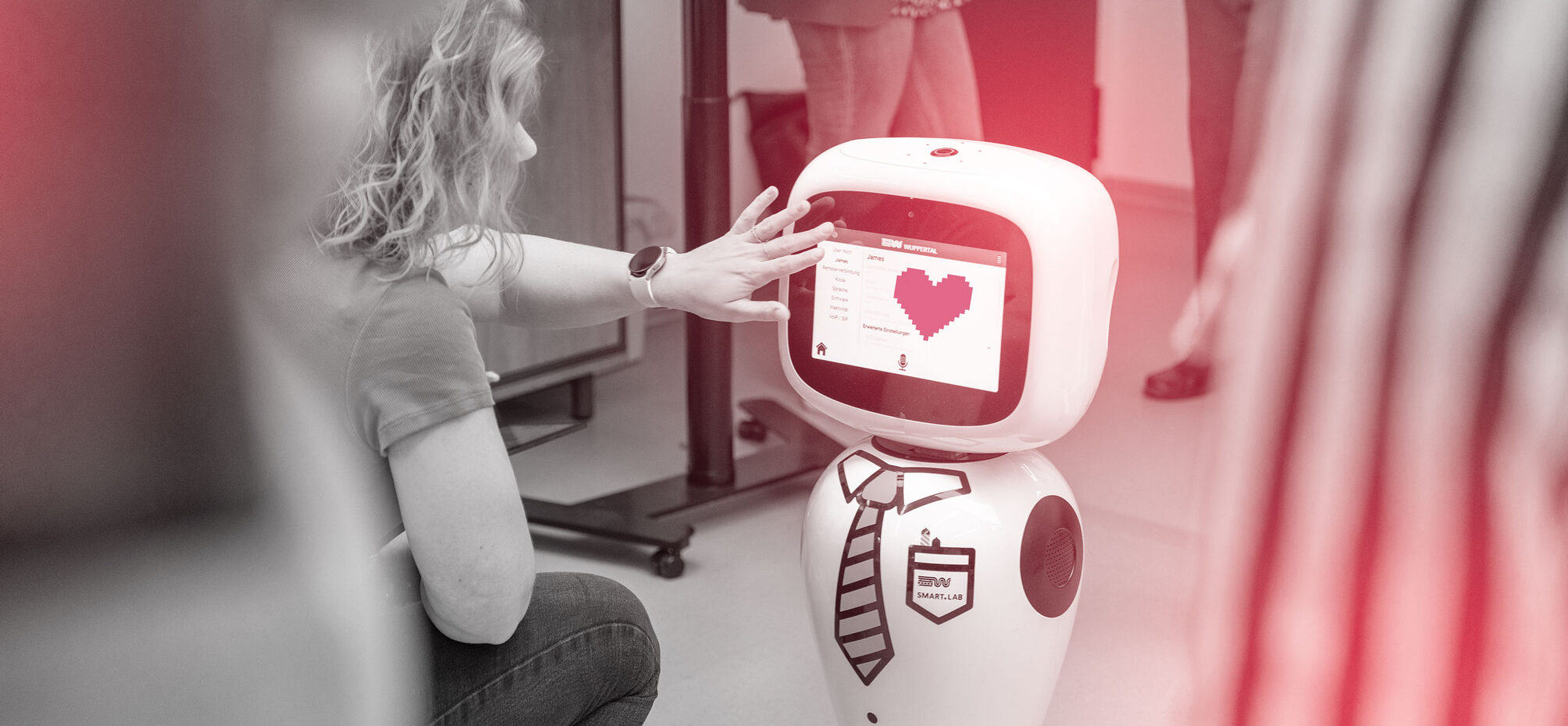 Frau mit Roboter