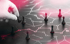 Hand mit Spielfiguren