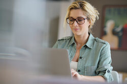 Frau mit Laptop