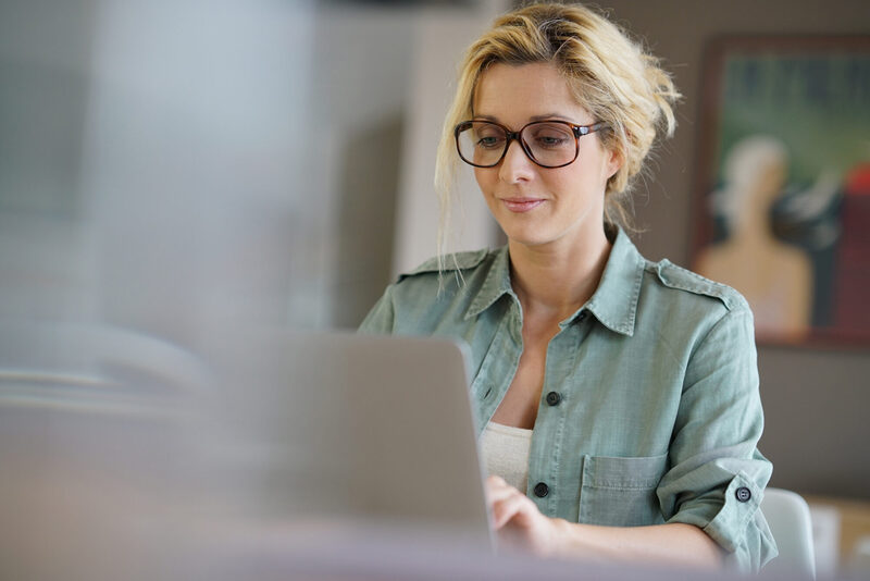 Frau am Laptop