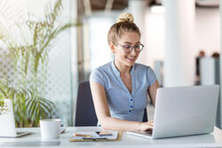 Frau mit Laptop